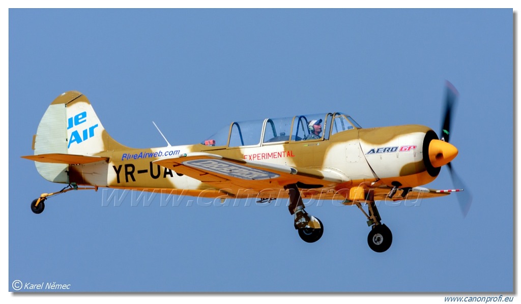 Iacarii Acrobati (Aerobatic Yakkers) - 2x Yakovlev Yak-52