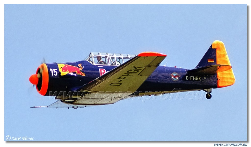 Red Bull Harvard – 2x Noorduyn AT-16 Harvard IIB