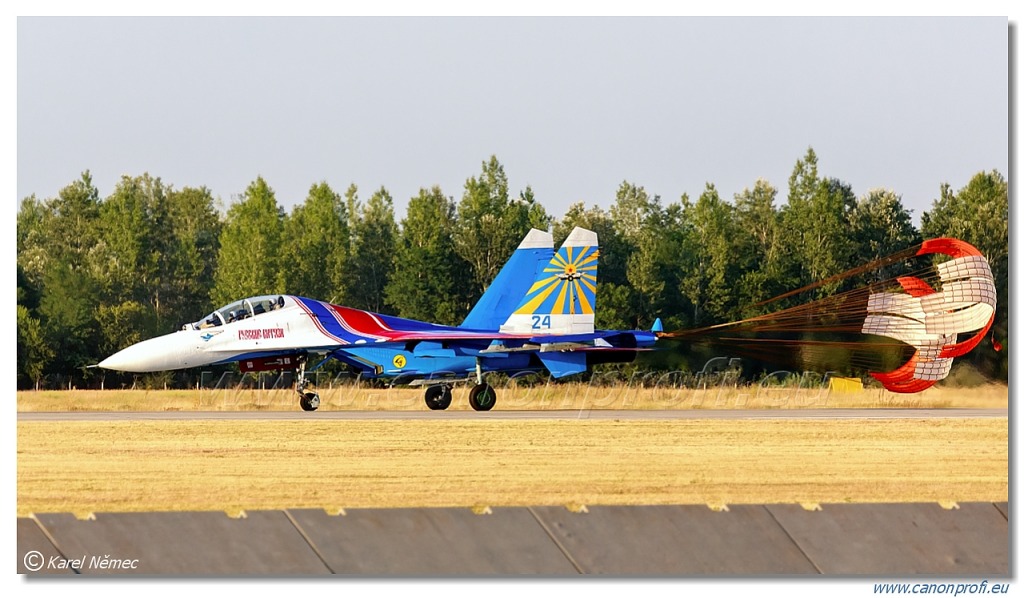 Russian Knights (Russkiye Vityazi) - 3x Sukhoi Su-27P, 2x Sukhoi Su-27UB